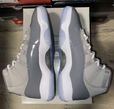 Size 9 Jordan retro space gray - Thumbnail 4