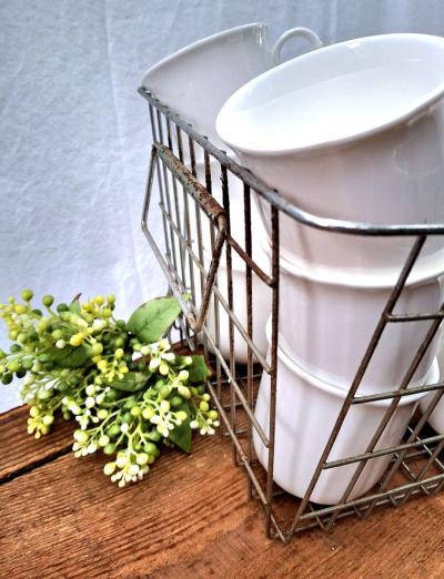 Diner mugs in vintage basket - Thumbnail 5