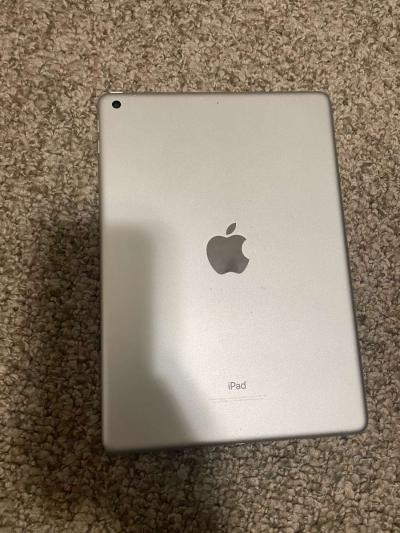 Apple iPad - Thumbnail 1