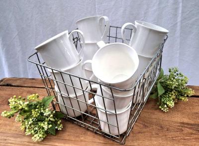 Diner mugs in vintage basket - Thumbnail 2