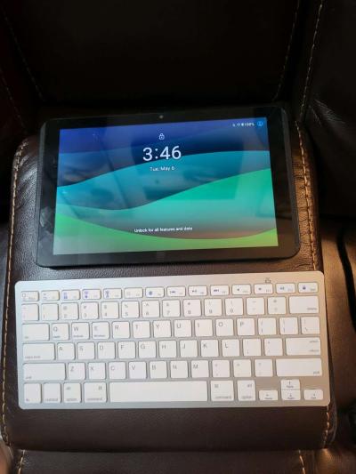 2 10 Android Tablets with 1 Bluetooth Keyboard - Thumbnail 2