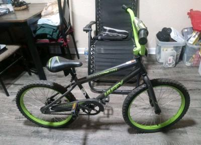 HUFFY ROCK IT V20 BOYS BIKE LIME GREEN  BLACK BIKE LOT 2 - Thumbnail 2