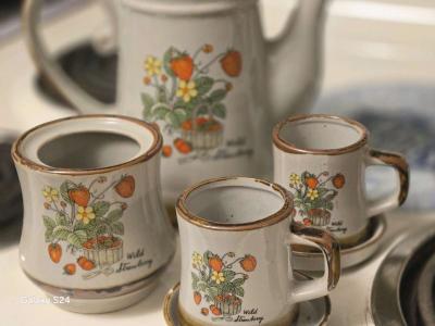strawberry field tea or coffee set - Thumbnail 4
