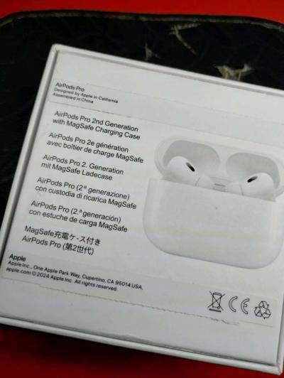 Apple AirPods Pro 2nd Generation with MagSafe Charging case - Thumbnail 3