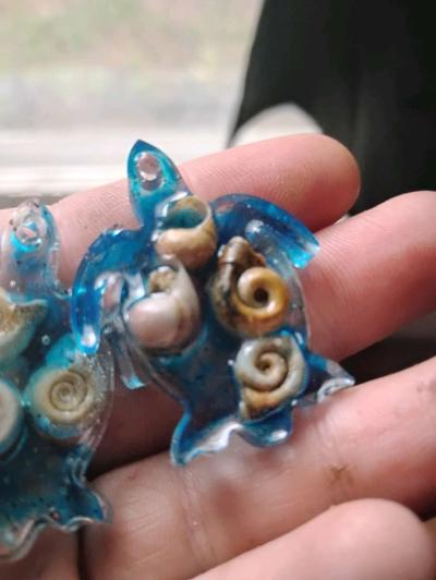 ocean inspired Resin Turtle earrings with seashells - Thumbnail 6