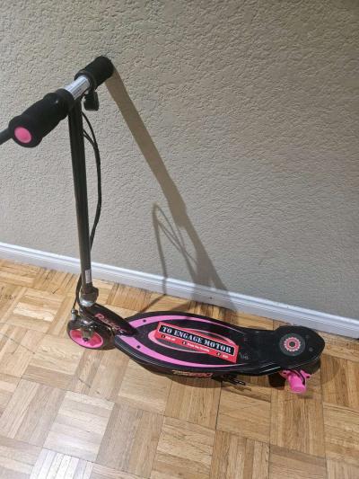 Girls Razor electric scooter