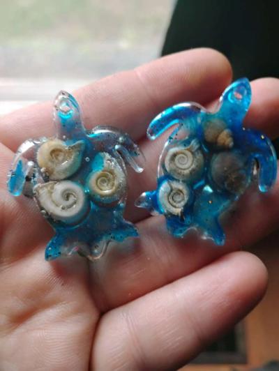 ocean inspired Resin Turtle earrings with seashells - Thumbnail 5