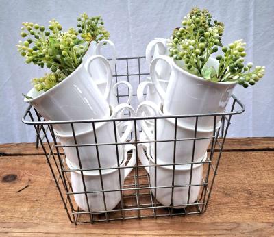 Diner mugs in vintage basket - Thumbnail 1
