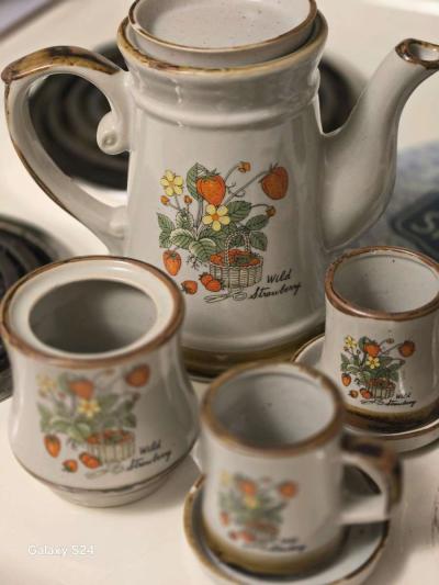 strawberry field tea or coffee set - Thumbnail 2