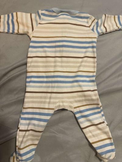 3 to 6 month onesie like new - Thumbnail 2