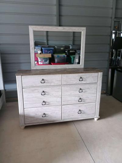 Ashley furniture Queen size bedroom set - Thumbnail 5