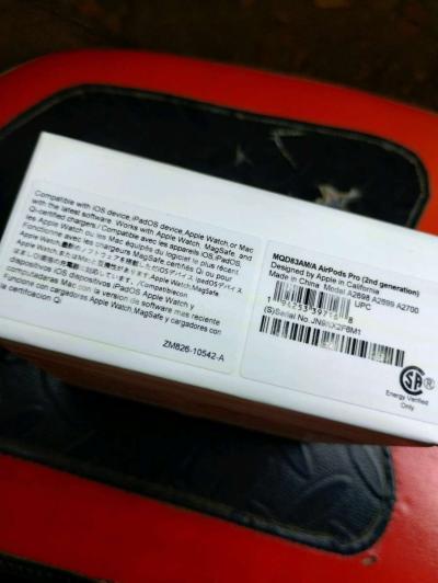 Apple AirPods Pro 2nd Generation with MagSafe Charging case - Thumbnail 4