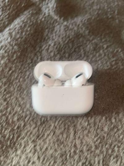 Pair of Used Apple AirPods Gen 2 - Thumbnail 2
