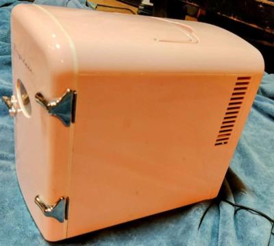Frigidaire mini fridge for home or office - Thumbnail 3