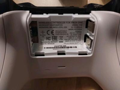 Lot of 3 Xbox One Controllers - Thumbnail 5