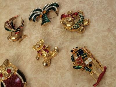 COLLECTION  OF HOLIDAY  BROOCHES - Thumbnail 5