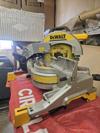 DeWalt 15 amps 12 in Corded DualBevel Compound Miter Saw - Thumbnail 6