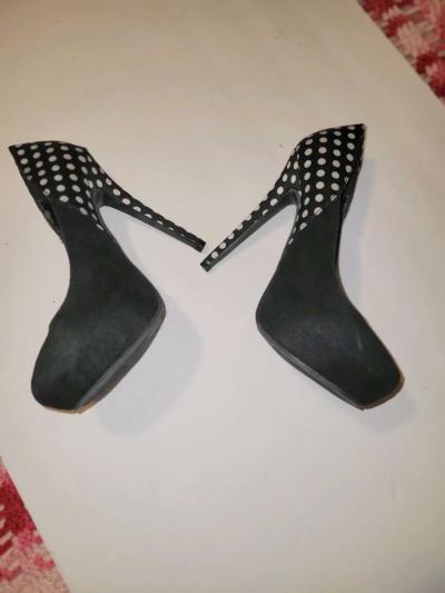 Kardashian ladies high heels - Thumbnail 2