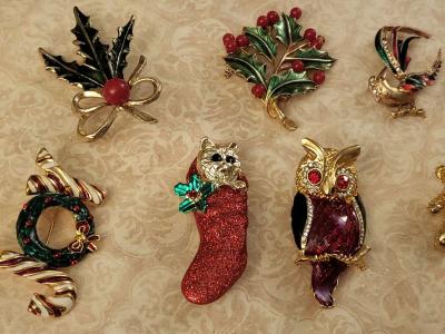COLLECTION  OF HOLIDAY  BROOCHES - Thumbnail 4