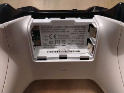 Lot of 3 Xbox One Controllers - Thumbnail 3