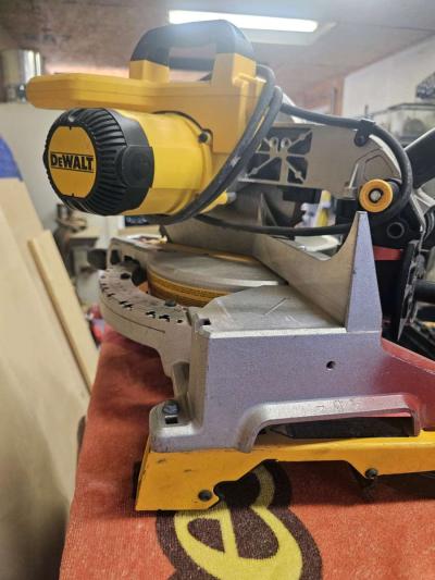 DeWalt 15 amps 12 in Corded DualBevel Compound Miter Saw - Thumbnail 4
