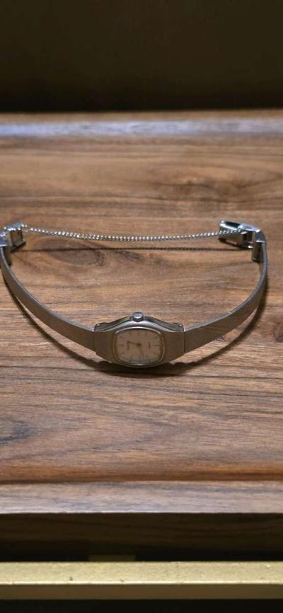 vintage ladies pulsar quartz watch - Thumbnail 3