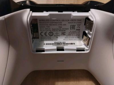 Lot of 3 Xbox One Controllers - Thumbnail 4