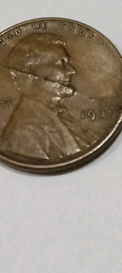 its a Less Make a Deal piece 1939 worth lots of money - Thumbnail 1