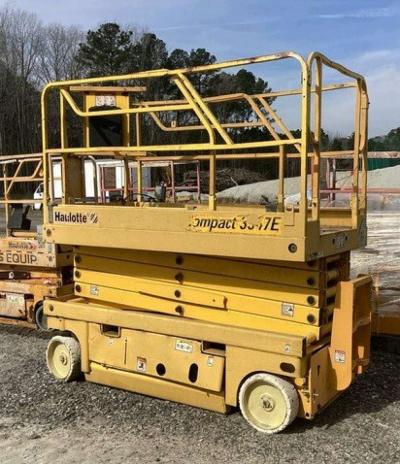 33 ft Scissor Lift - Thumbnail 3