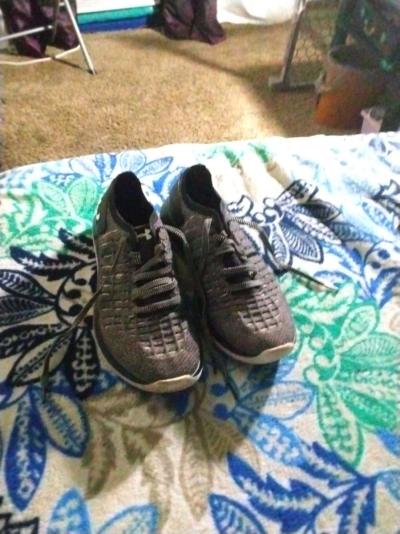 Under Armour size 9 womans sneakers great shape - Thumbnail 5