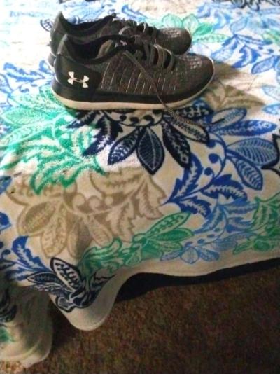 Under Armour size 9 womans sneakers great shape - Thumbnail 2