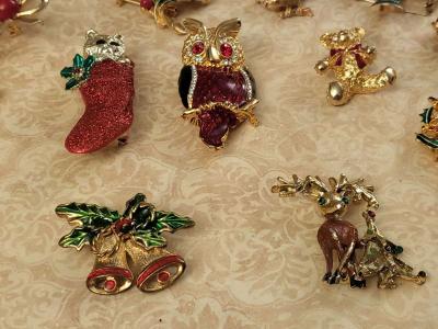 COLLECTION  OF HOLIDAY  BROOCHES - Thumbnail 6