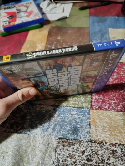 GTA Five PS4 Disc looks brand new still has map - Thumbnail 3