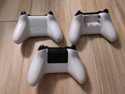 Lot of 3 Xbox One Controllers - Thumbnail 2