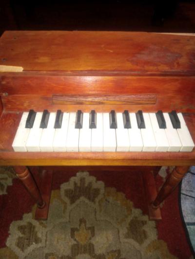 small antique vintage piano - Thumbnail 2