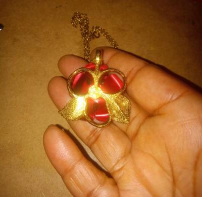 Beautiful vintage gold tone rose necklace - Thumbnail 2
