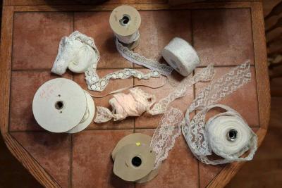 BUNDLE OF LACE VINTAGE MATERIAL SPOOLS - Thumbnail 2