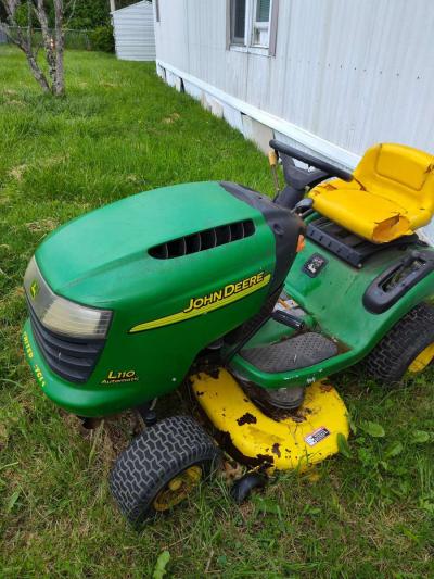 John Deere riding mower - Thumbnail 3