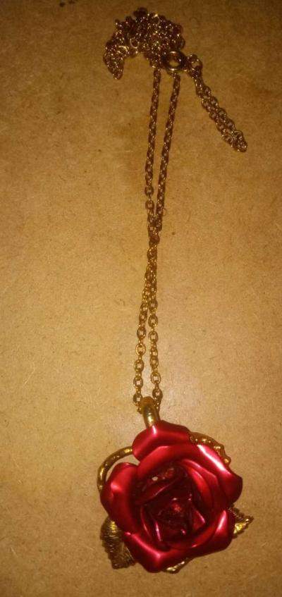 Beautiful vintage gold tone rose necklace - Thumbnail 3