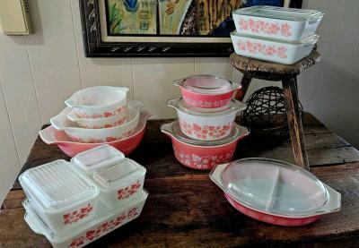 pink pyrex set 45 pieces - Thumbnail 3