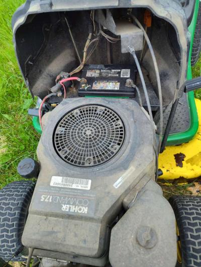 John Deere riding mower - Thumbnail 4
