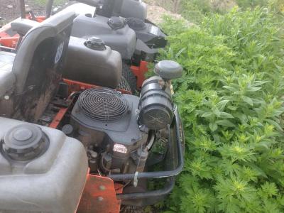Husqvarna 61 zero turn - Thumbnail 2