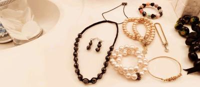 Out with the gently used Jewelry - Thumbnail 4