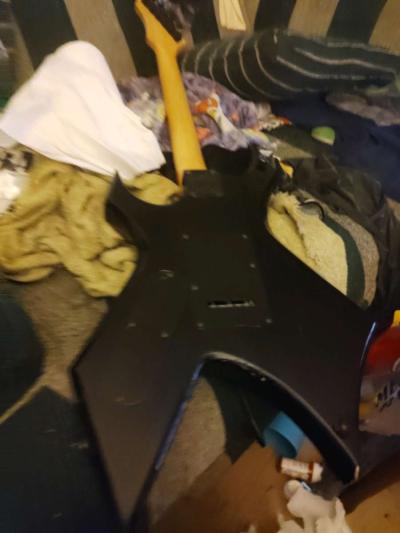 Electric guitar and amp - Thumbnail 3