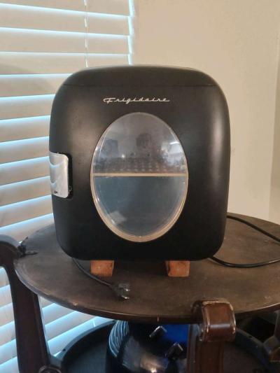 Mini Desk Fridge - Thumbnail 1