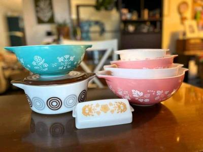 pink pyrex set and turquoise pyrex set - Thumbnail 3