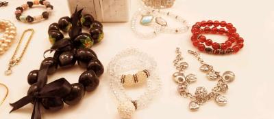 Out with the gently used Jewelry - Thumbnail 5