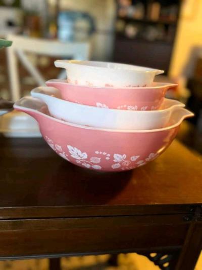 pink pyrex set and turquoise pyrex set - Thumbnail 2