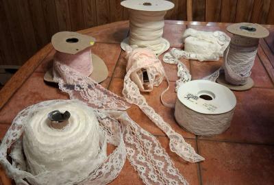 BUNDLE OF LACE VINTAGE MATERIAL SPOOLS - Thumbnail 1