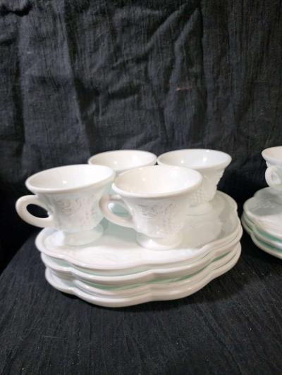 Vintage Indiana milk glass - Thumbnail 4